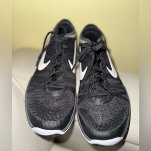 Nike Dual-Tone Black and White Running Shoes
